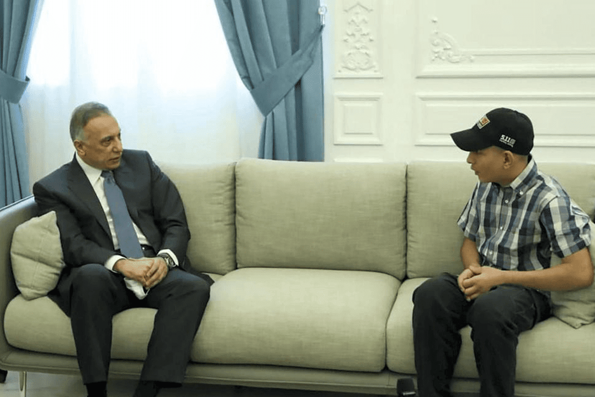 Primeiro-Ministro Mustafa al Kadhimi encontra-se com Hamid Saeed [Cortesia do Gabinete do Primeiro-Ministro]