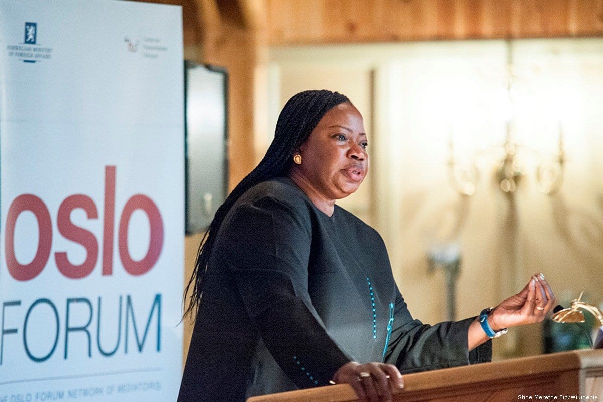 Procuradora do Tribunal Penal Internacional (TPI), Fatou Bensouda, falando no Fórum de Oslo em 17 de junho de 2015 [Stine Merethe Eid / Wikipedia]