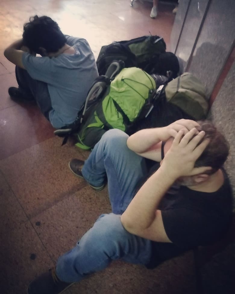 Lucas (esq.) e Renatho (dir.) consumidos pela exaustão e frustração da espera na imigração em Rafah (fronteira entre Egito e Gaza).[ Rodrigo Campo/Arquivo de Viagem]