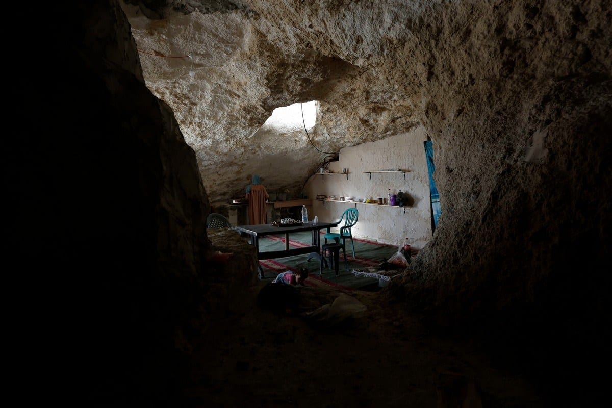 Residência esculpida na caverna pelo cidadão palestino Ahmed Amarneh, na aldeia de Farasin, Cisjordânia ocupada, 11 de agosto de 2020 [Shadi Jarar’ah/Apaimages]