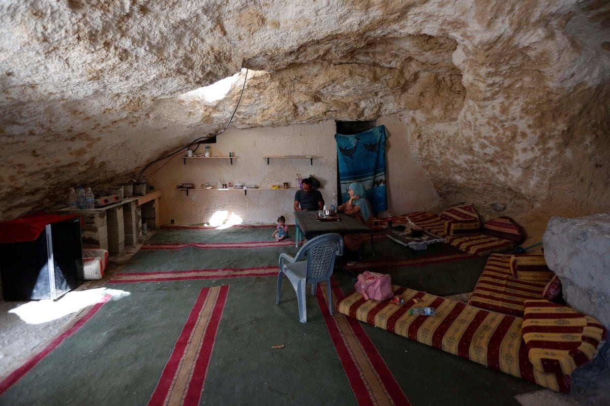 Cidadão palestino Ahmed Amarneh em sua residência esculpida na caverna, na aldeia de Farasin, Cisjordânia ocupada, 11 de agosto de 2020 [Shadi Jarar’ah/Apaimages]