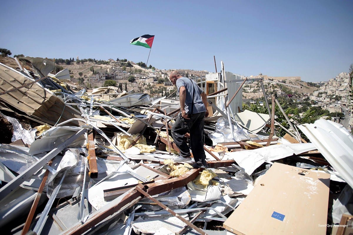 Palestino revista os escombros de sua casa em Silwan, Jerusalém Oriental, após ter sido demolida por forças israelenses,  em 26 de agosto de 2013 [Saeed Qaq / Apaimages]
