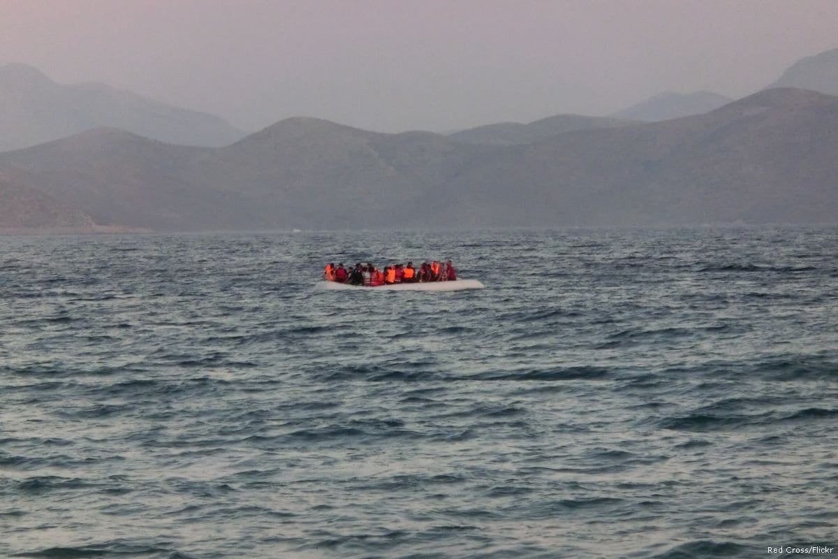 Barco de borracha carregando cerca de cinquenta migrantes e refugiados [Cruz Vermelha / Flickr]
