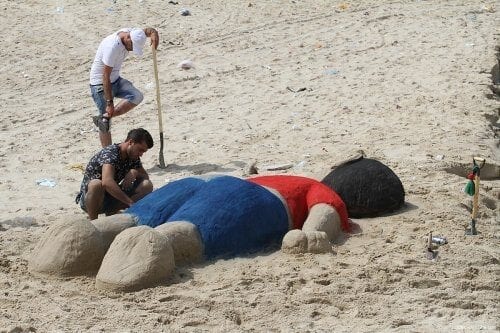 Artista palestino recria na areia a trágica imagem do menino refugiado Alan Kurdi, cujo corpo foi levado pelo mar a uma praia da Turquia