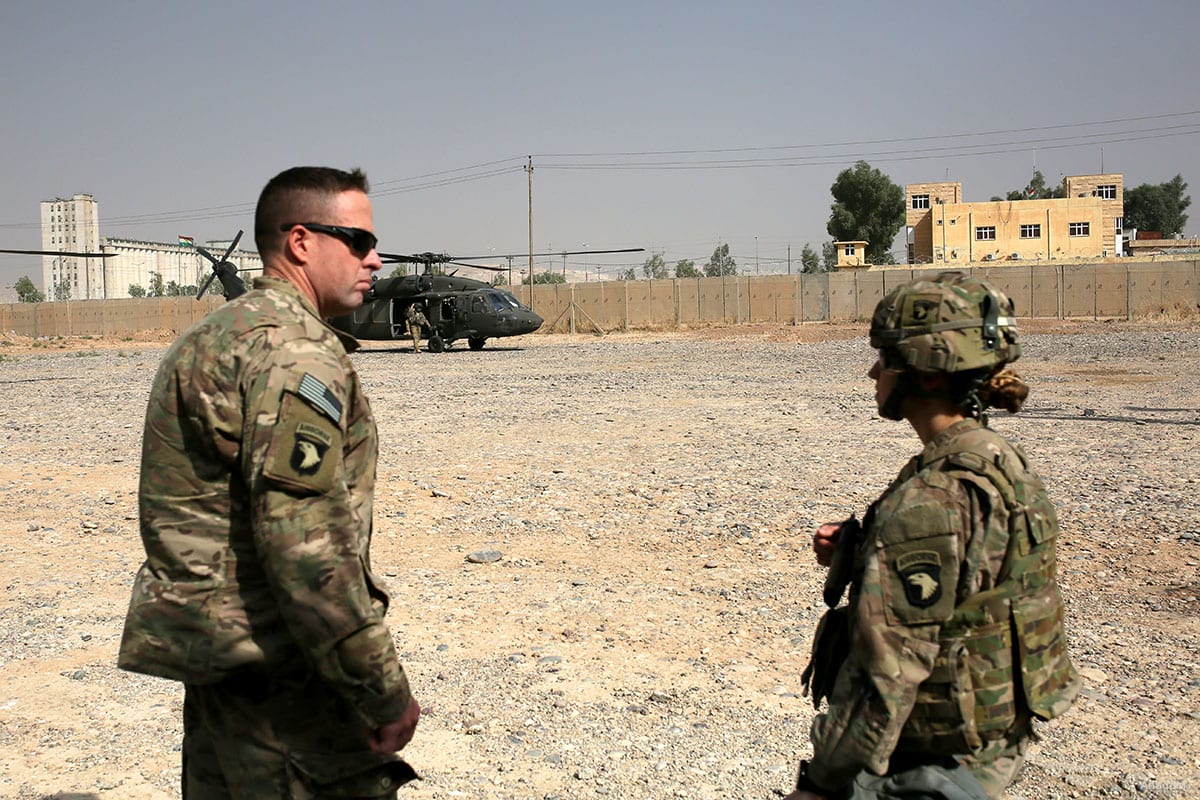  Helicópteros militares transportam tropas da coalizão da sede do Comando de Operações Conjuntas de Nínive para várias partes de Mosul, em 19 de outubro de 2016