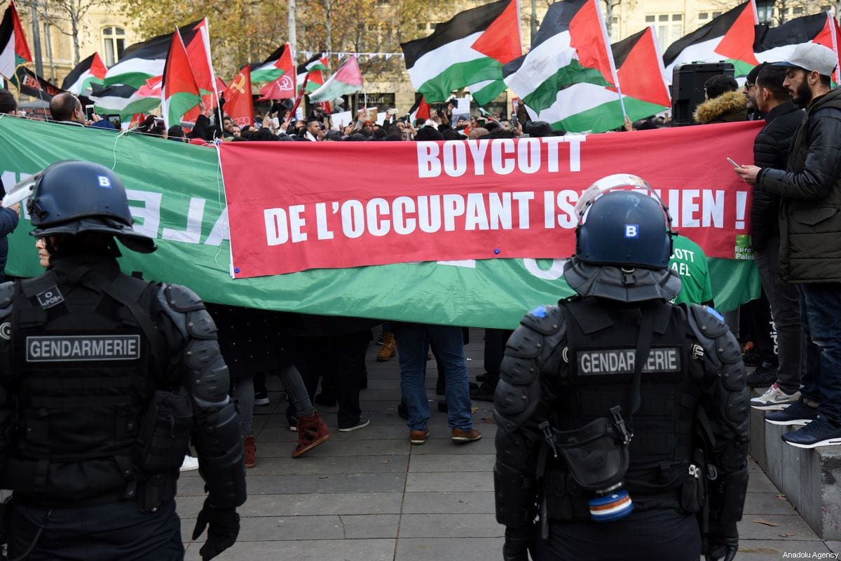 Manifestantes protestam contra o Presidente dos Estados Unidos Donald Trump e o Primeiro-Ministro de Israel Benjamin Netanyahu, a Place de la Republique, em Paris, França, 9 de dezembro de 2017 [Nedim/Agência Anadolu]
