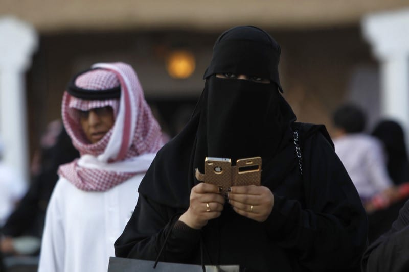 Uma mulher usando seu telefone em Riad, Arábia Saudita, em 13 de fevereiro de 2012 [REUTERS / Fahad Shadeed].
