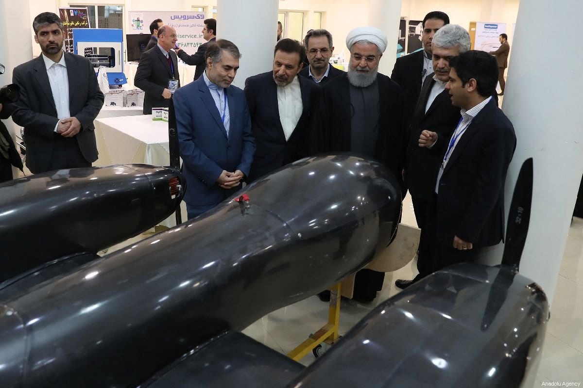 O presidente iraniano, Hassan Rouhani (3º dir.) faz um tour pela Feira de Ciência e Tecnologia, junto com seu Chefe de Gabinete Mahmoud Vaezi (5º dir) no Parque Tecnológico Pardis em Teerã, Irã, em 23 de fevereiro de 2019 [Presidência Iraniana / Folheto - Agência Anadolu]
