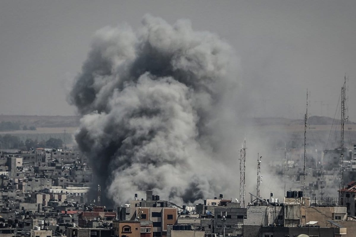 A fumaça sobe devido a ataques aéreos israelenses na cidade de Gaza, Gaza em 5 de maio de 2019 [Ali Jadallah / Agência Anadolu]