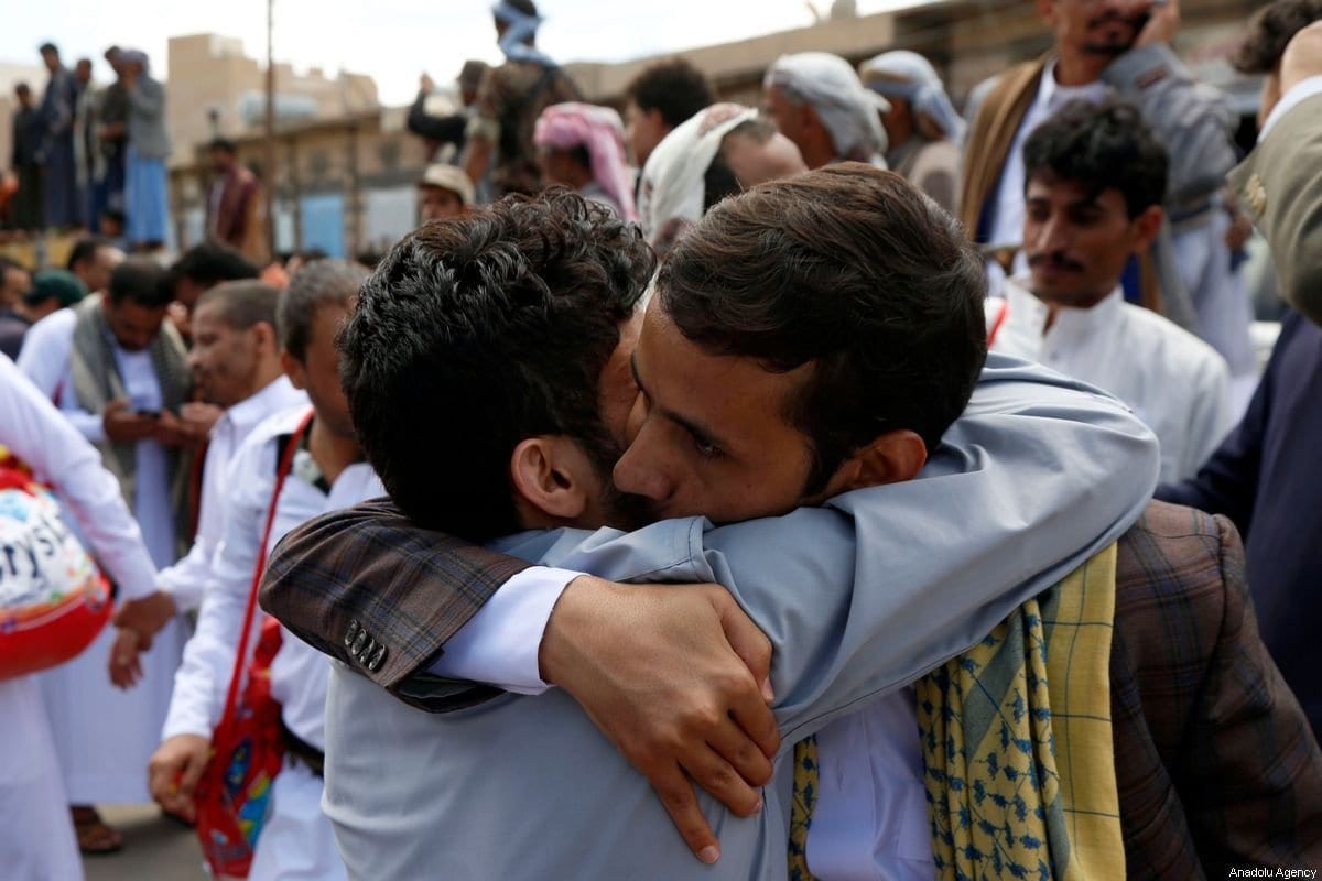 Pessoas cumprimentam parentes recém-libertados da Prisão Central, em Sanaa, capital do Iêmen, 30 de setembro de 2019 [Mohammed Hamoud/Agência Anadolu]