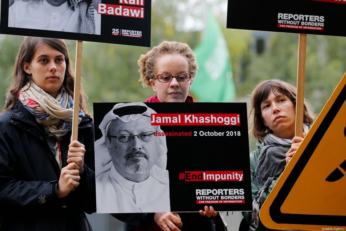 Membros da organização Repórteres Sem Fronteiras fazem protesto exigindo justiça para o jornalista saudita Jamal Khashoggi assassinado em frente à Embaixada da Arábia Saudita em Berlim, Alemanha, em 1º de outubro de 2019. Khashoggi foi morto em 2 de outubro de 2018, no Consulado Saudita em Istambul. [Abdülhamid Hoşbaş - Agência Anadolu] 
