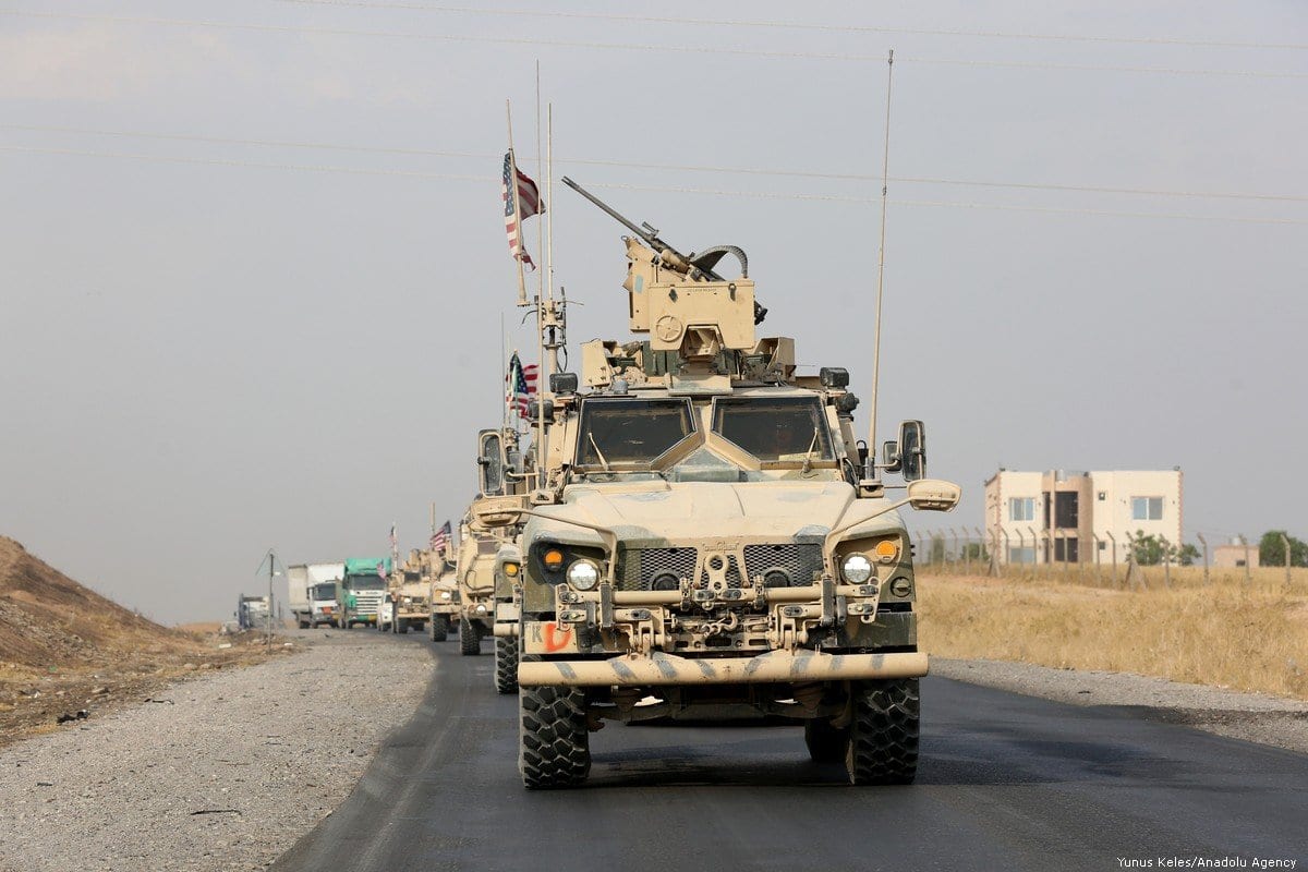 Um comboio militar de forças dos EUA ao longo da fronteira com a Síria em 21 de outubro de 2019 [Yunus Keleş / Agência Anadolu]
