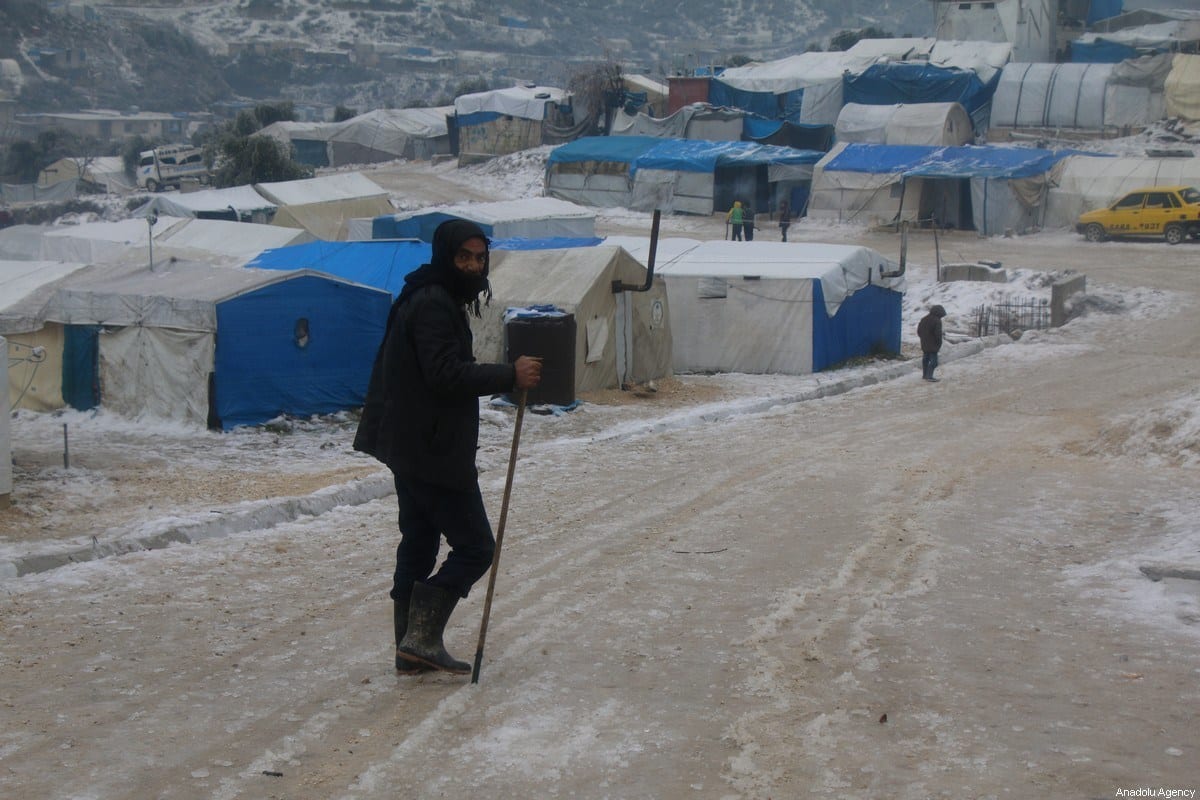 Um dia frio de congelar em um campo de refugiados em Idlib, Síria, em 13 de fevereiro de 2020. Muitos civis deixaram suas casas no noroeste da Síria devido aos ataques das forças do regime de Assad e seus aliados. As condições do inverno tornam a luta mais difícil. [Hadi Harrat - Agência Anadolu]