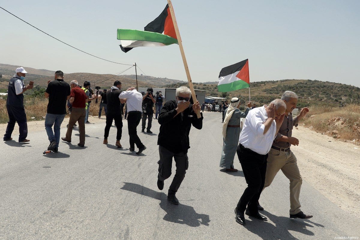Manifestantes palestinos se enfrentam com forças israelenses durante um protesto que marca o 53º aniversário de Naksa ou dia do revés, perto do posto de controle militar de Jabara em Tulkarm, Cisjordânia, Palestina em 5 de junho de 2020 [Issam Rimawi / Agência Anadolu]