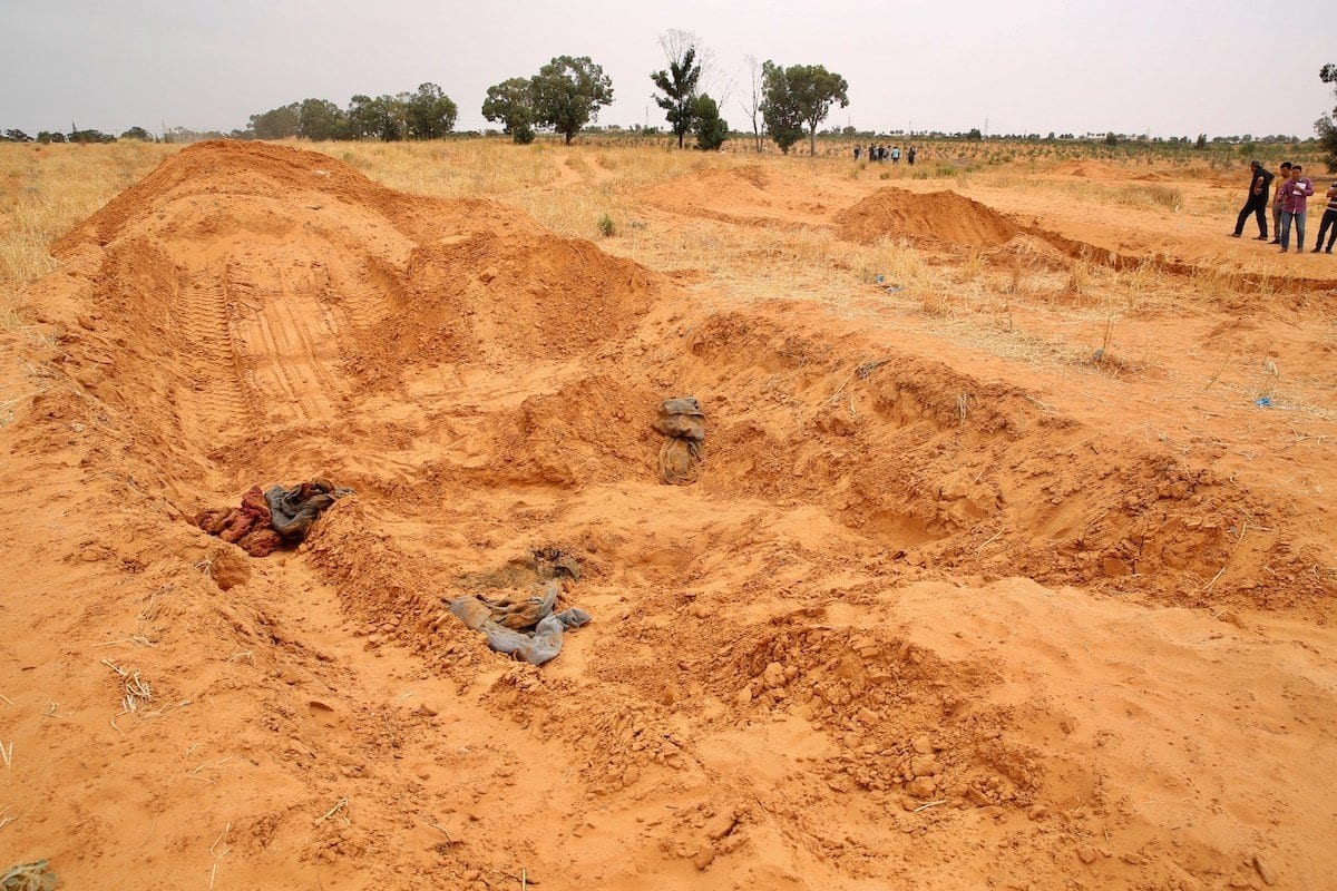 Corpos são encontrados em uma série de valas comuns em Tarhuna, após a região ser recapturada das milícias leais ao general renegado Khalifa Haftar, pelo governo central da Líbia, em 11 de junho de 2020 [Hazem Turkia/Agência Anadolu]