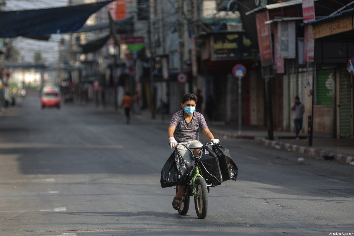 Jovem palestino em uma rua vazia durante o lockdown na Cidade de Gaza, 30 de agosto de 2020 [Ali Jadallah/Agência Anadolu]