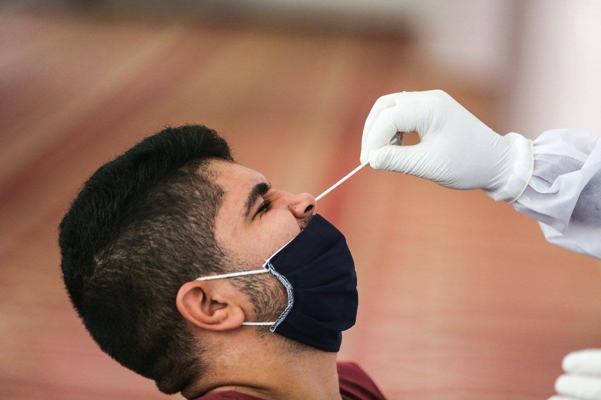 Agente do Ministério da Saúde Palestino coleta uma amostra nasal para um teste de reação ao coronavírus na cidade de Gaza, Gaza em 21 de setembro de 2020 [Ali Jadallah / Agência Anadolu]
