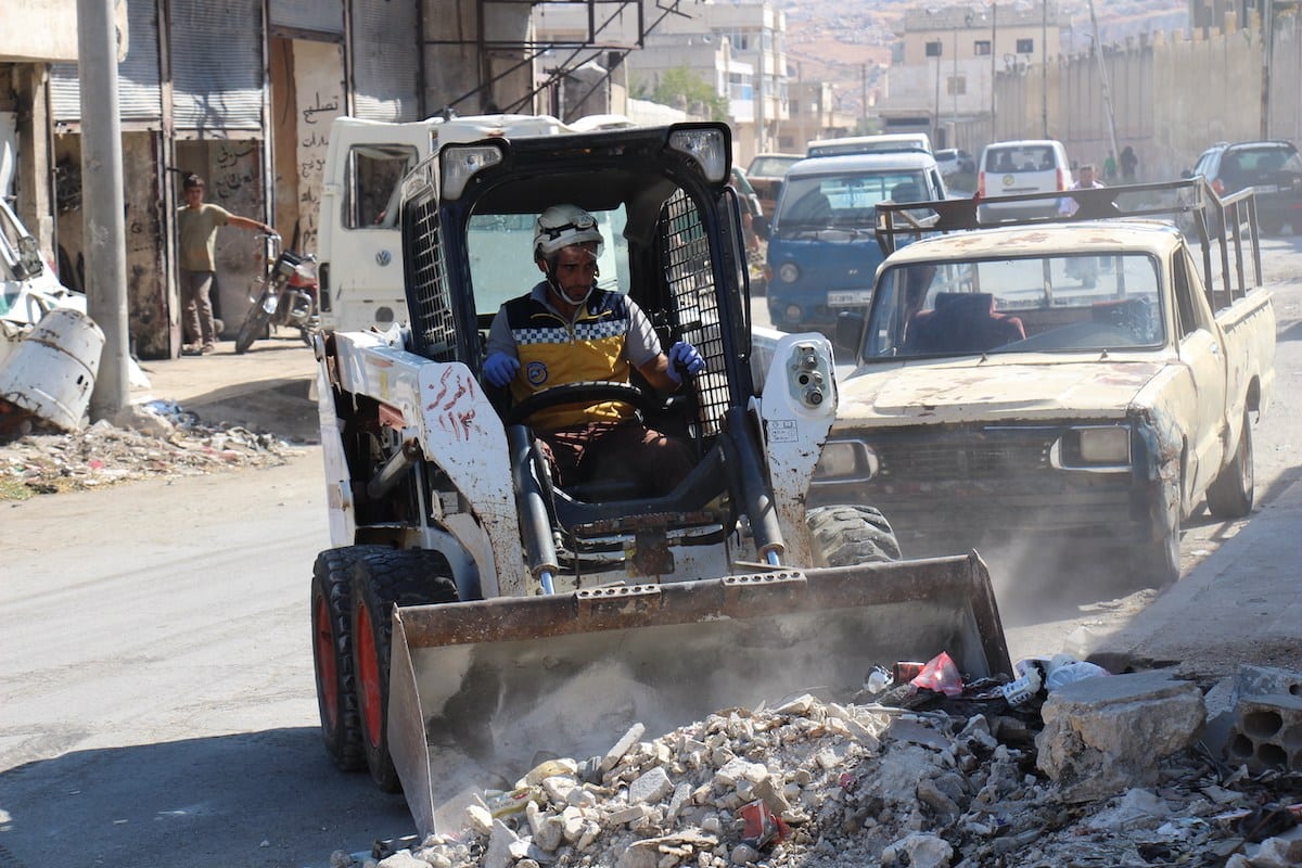 Membros da Defesa Civil da Síria (Capacetes Brancos) executam trabalhos de limpeza das ruas, após ataques executados por forças do regime de Bashar al-Assad,em Idlib, Síria, 24 de setembro de 2020 [Capacetes Brancos/Agência Anadolu]
