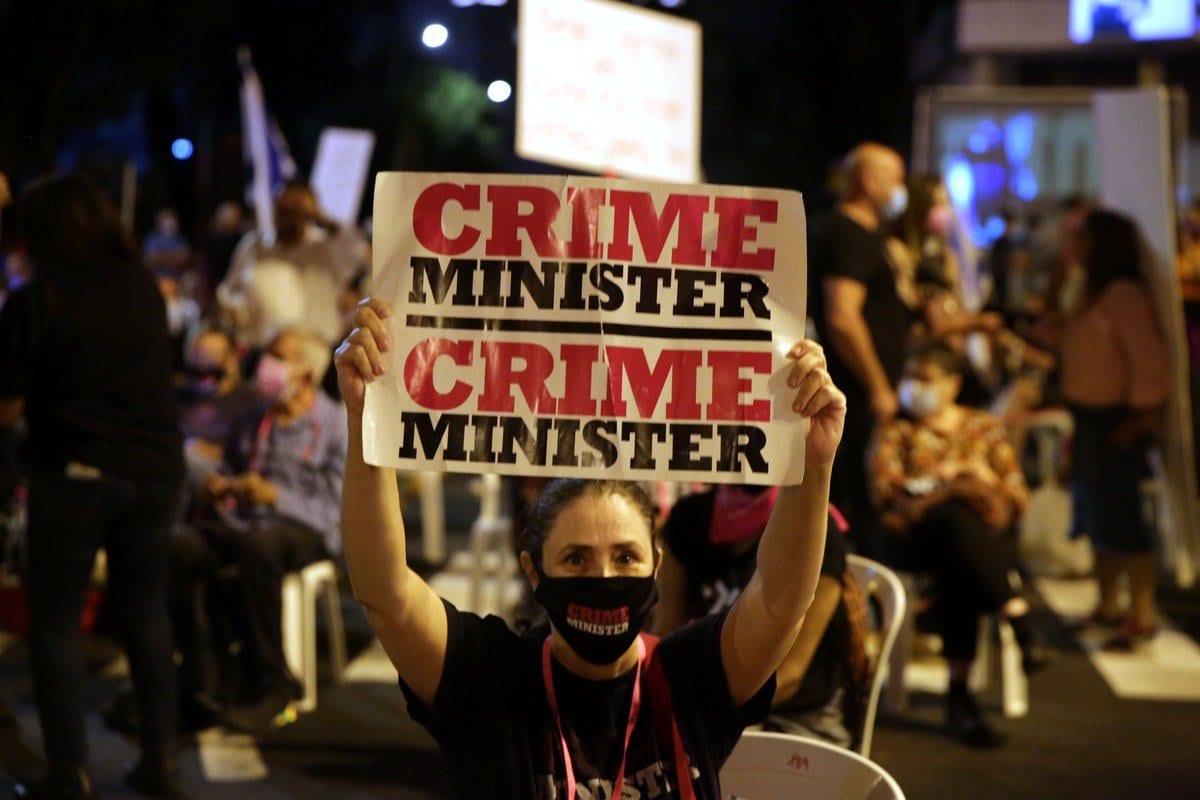 Manifestantes  se reúnem em frente ao Gabinete do Primeiro Ministro para protestar contra o Primeiro Ministro israelense Benjamin Netanyahu em Jerusalém em 24 de setembro de 2020 [Daniel Bar On / Agência Anadolu] 
