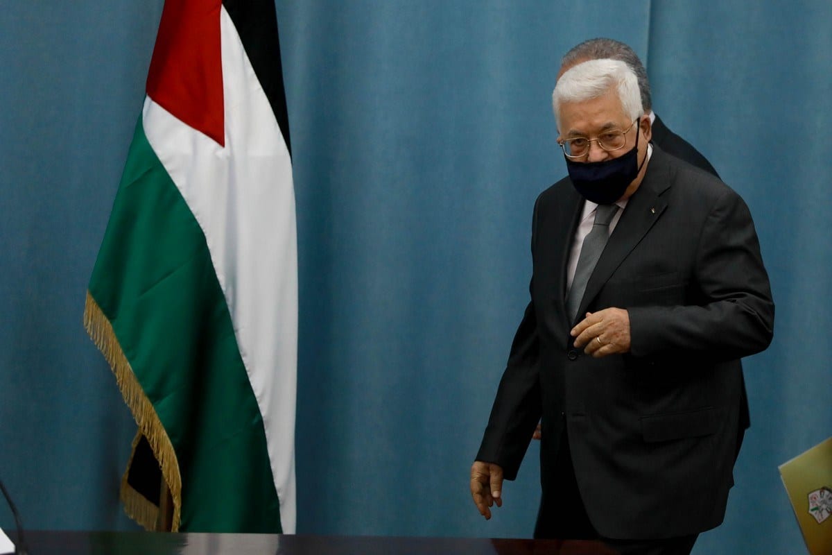 O presidente palestino Mahmoud Abbas usando uma máscara facial como precaução contra o coronavírus (Ccovid-19) pandemia em Ramallah, Cisjordânia em 7 de maio de 2020 [Agência Issam Rimawi / Anadolu]
