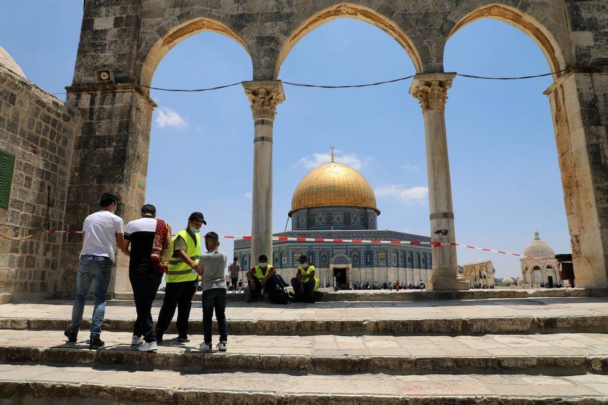 Muçulmanos palestinos aguardam para realizar as orações de sexta-feira dentro do complexo da Mesquita de Al-Aqsa, na Cidade Velha de Jerusalém, 10 de julho de 2020 [Muhammed Qarout Idkaide]