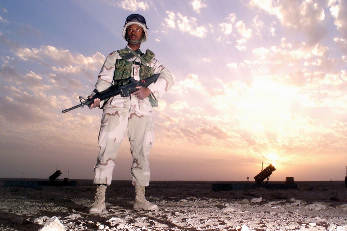 Uma tropa espacial dos EUA perto da Base Aérea Al-Udeid, próxima a Doha, Catar, 15 de fevereiro de 2003 [Terry L. Blevins / USA Imagens da Força Aérea / Getty].