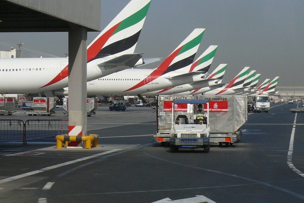 Aviões da Emirates Airline no Aeroporto Internacional de Dubai, Emirados Árabes Unidos, 23 de setembro de 2007 [Imre Solt/Wikipedia]