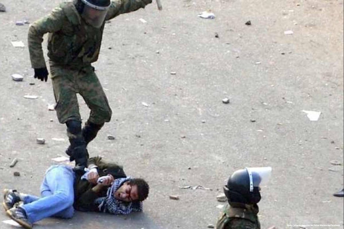 Forças do Egito são flagradas em agressão brutal contra um civil, em 23 de maio de 2015 [Body Cameras Required for Police Worldwide/Facebook]