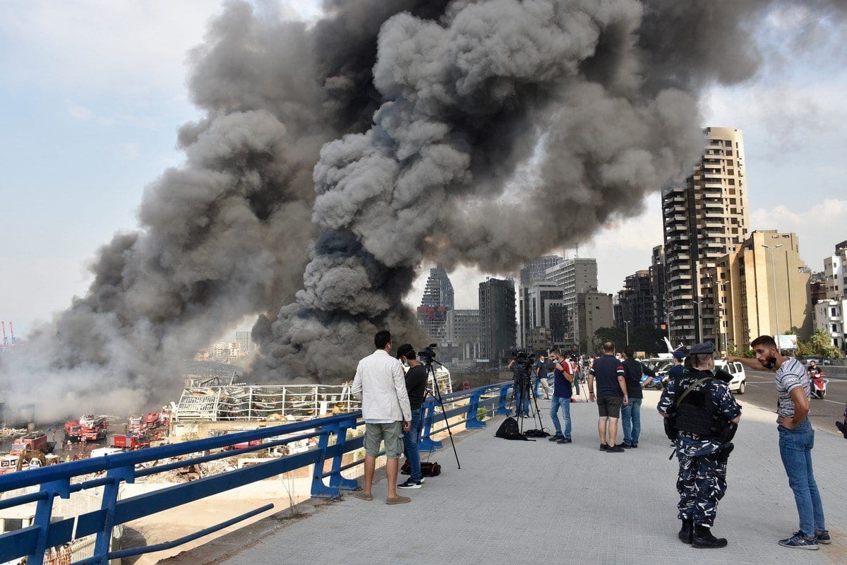 Cortina de fumaça toma os céus do Líbano, após uma grande incêndio, em 10 de setembro de 2020 [Mahmut Geldi/Agência Anadolu]
