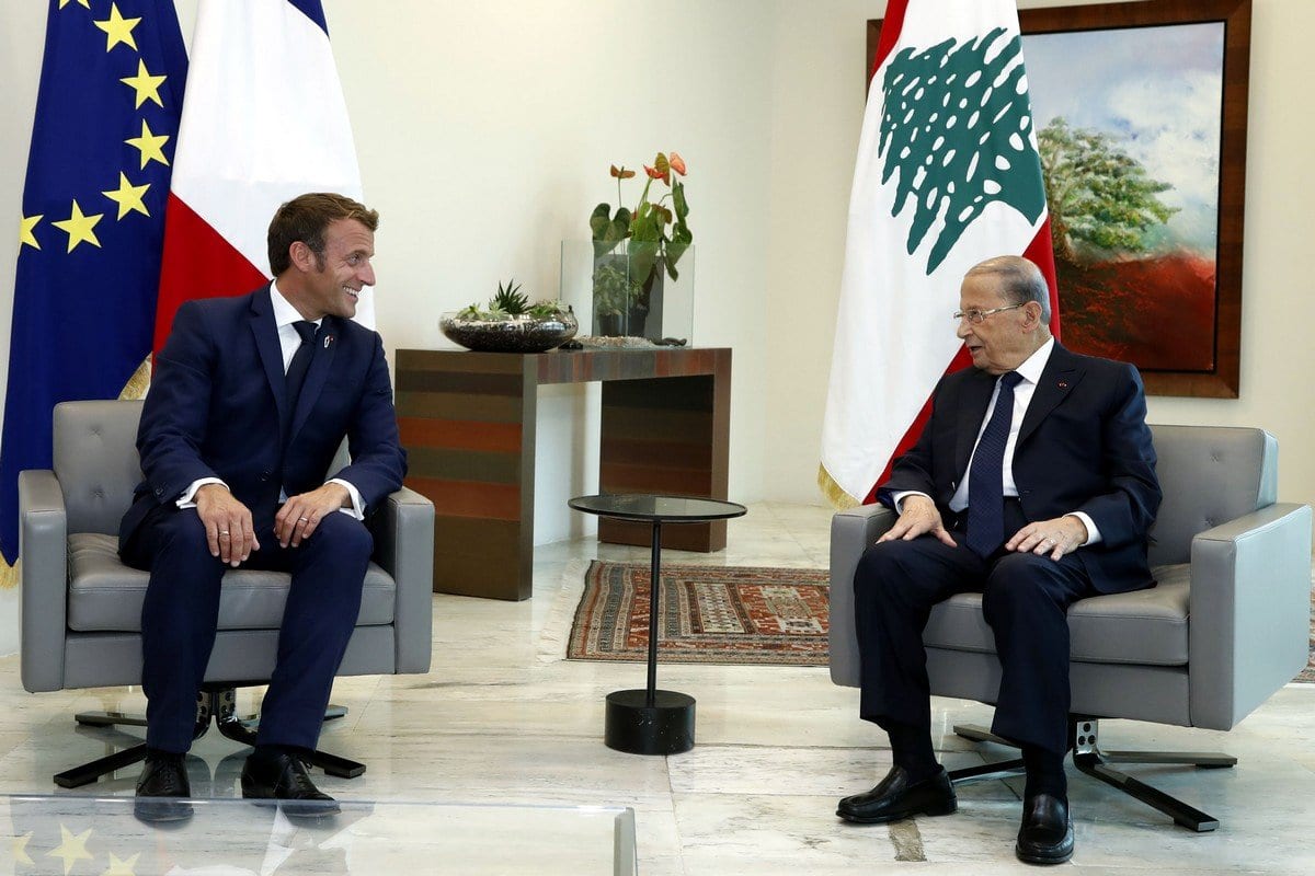 Presidente francês Emmanuel Macron (esq.) se encontra com o presidente libanês, Michel Aoun em Beirute, Líbano em 1 de setembro de 2020 [Presidência libanesa / Agência Anadolu]