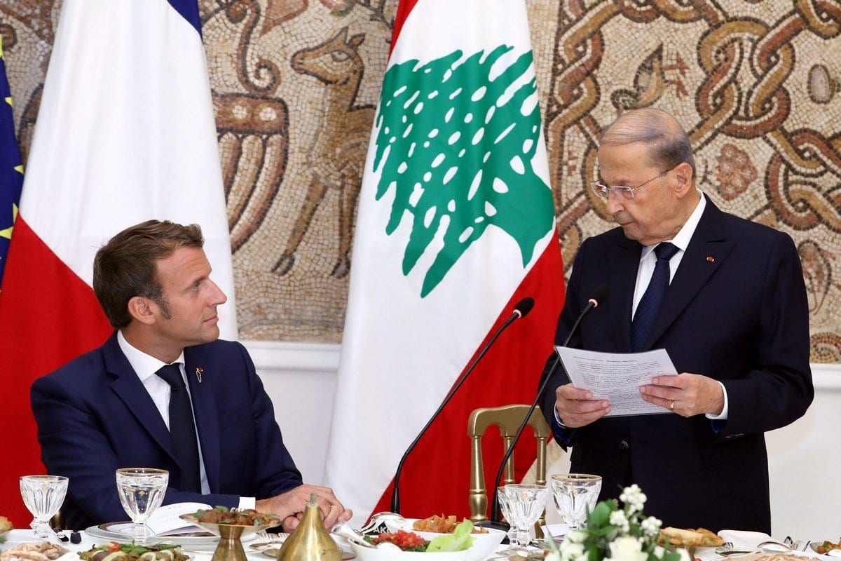 Presidente do Líbano Michel Aoun realiza um jantar para receber o Presidente da França Emmanuel Macron no Palácio Presidencial de Baabda, em Beirute, capital do Líbano, 1° de setembro de 2020 [Presidência do Líbano/Agência Anadolu]
