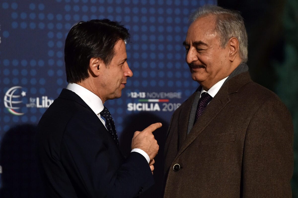 Primeiro-Ministro da Itália Giuseppe Conte recebe o general Khalifa Haftar, durante Conferência para a Líbia, na Villa Igiea, em Palermo, Itália, 12 de novembro de 2018 [Tulio Puglia/Getty Images]
