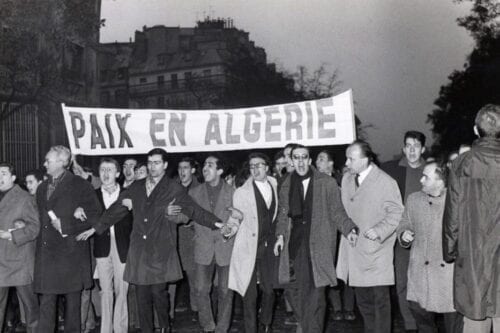 Manifestantes pedem independência e paz na Argélia, em Paris, França, 18 de novembro de 1961 [AFP/Getty Images]