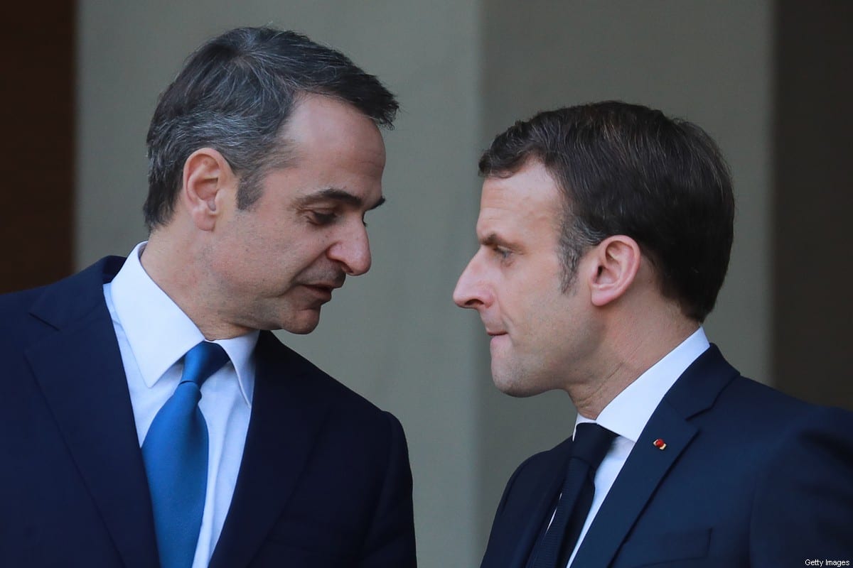 O presidente francês Emmanuel Macron (dir.) e o primeiro-ministro grego Kyriakos Mitsotakis conversam após reunião no Palácio do Eliseu em Paris em 29 de janeiro de 2020 [Ludovic Marin/ AFP via Getty Images]