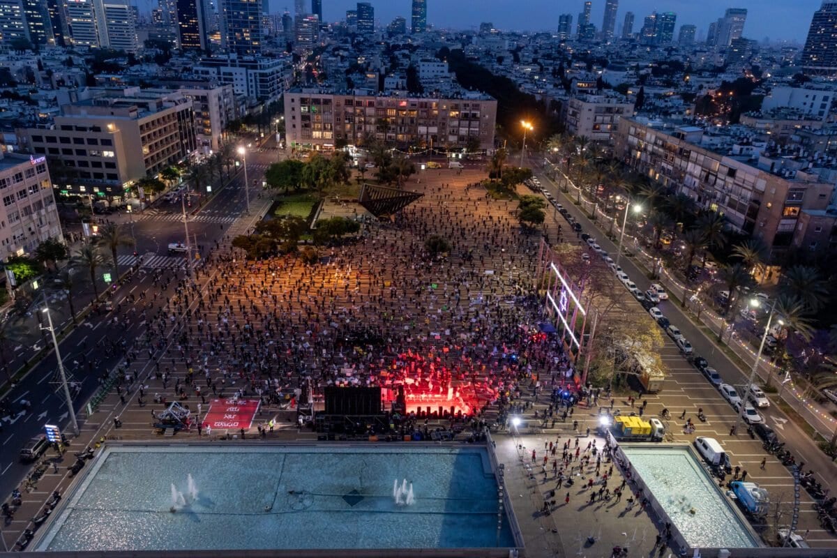 Israelenses protestam contra o governo, na Praça Rabin, Tel Aviv, 30 de abril de 2020 [Guy Prives/Getty Images]