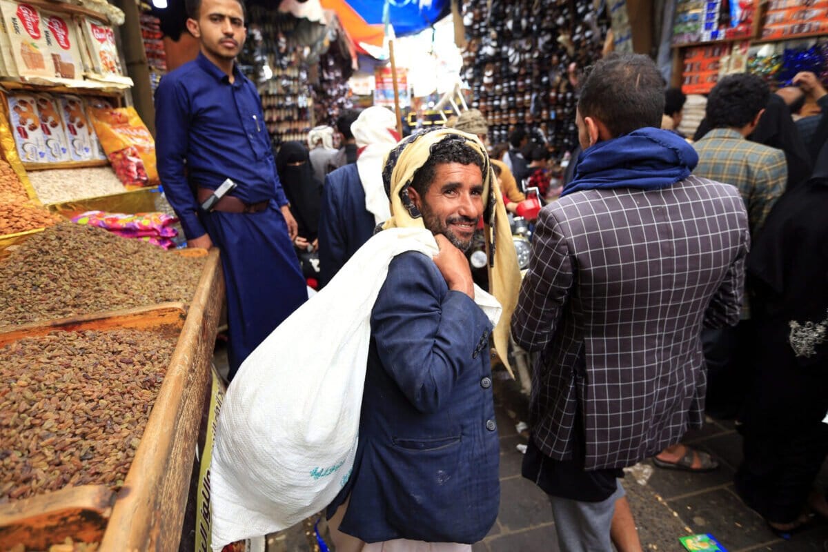 Os iemenitas compram doces e nozes em um mercado na capital Sanaa em 27 de julho de 2020, enquanto os muçulmanos se preparam para comemorar o feriado anual de Eid al-Adha, ou o Festival do Sacrifício [MOHAMMED HUWAIS / AFP via Getty Images]