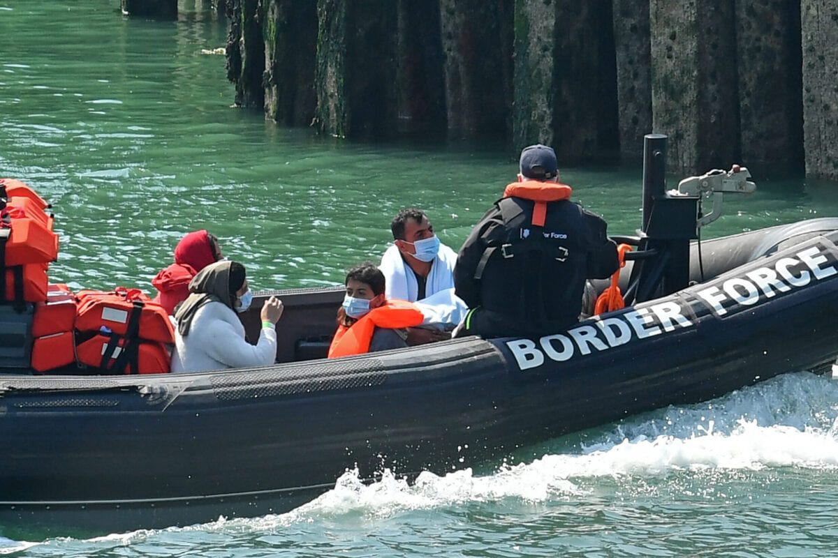 Bote da patrulha de fronteira leva um grupo de refugiados, possivelmente resgatados de barcos no Canal da Mancha, para o porto de Dover, Inglaterra, 9 de agosto de 2020 [Glyn Kirk/AFP/Getty Images]