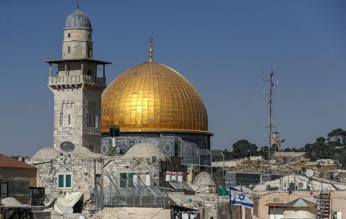 Uma bandeira israelense foi hasteada na frente da mesquita Dome of the Rock perto do complexo da mesquita al-Aqsa na Cidade Velha de Jerusalém, em 24 de agosto de 2020. [Ahmad Gharabli/ AFP via Getty Images] 
