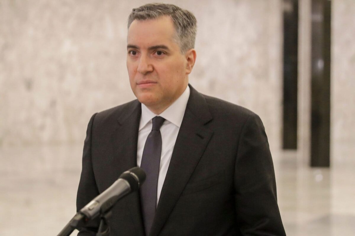 Mustapha Adib, recém-indicado premiê do Líbano, em coletiva de imprensa no palácio presidencial de Baabda, em Beirute, 31 de agosto de 2020 [Joseph Eid/AFP/Getty Images]