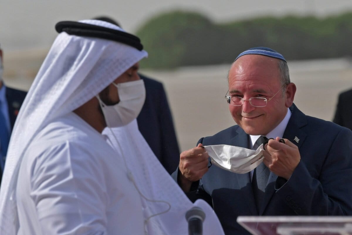 O chefe do Conselho de Segurança Nacional de Israel, Meir Ben-Shabbat, coloca uma máscara ao chegar ao aeroporto de Abu Dhabi após o primeiro voo comercial de Israel para os Emirados Árabes Unidos, em 31 de agosto de 2020 [ Karim Sahib/ AFP via Getty Images]