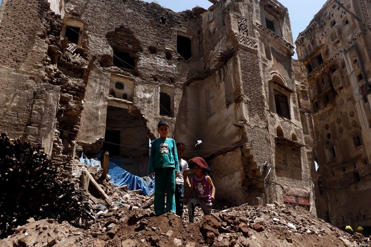Crianças sobre os escombros de um edifício histórico, após desabamento parcial devido a fortes tempestades, na Cidade Velha de Sana’a, patrimônio da Unesco no Iêmen, 13 de agosto de 2020 [Mohammed Hamoud/Getty Images]
