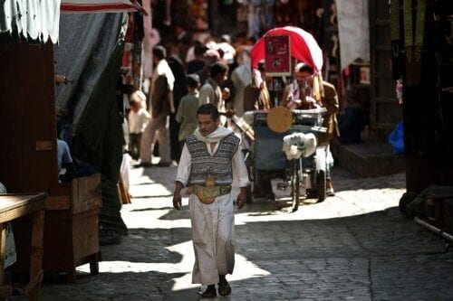 Um homem iemenita caminha na cidade velha de Sanaa em 8 de novembro de 2009 [MARWAN NAAMANI / AFP via Getty Images].