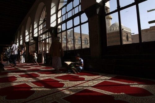 Os iemenitas passam um tempo na Grande Mesquita na cidade velha da capital Sanaa, durante o mês sagrado de jejum, o Ramadã, em 7 de junho de 2016 [MOHAMMED HUWAIS / AFP via Getty Images].