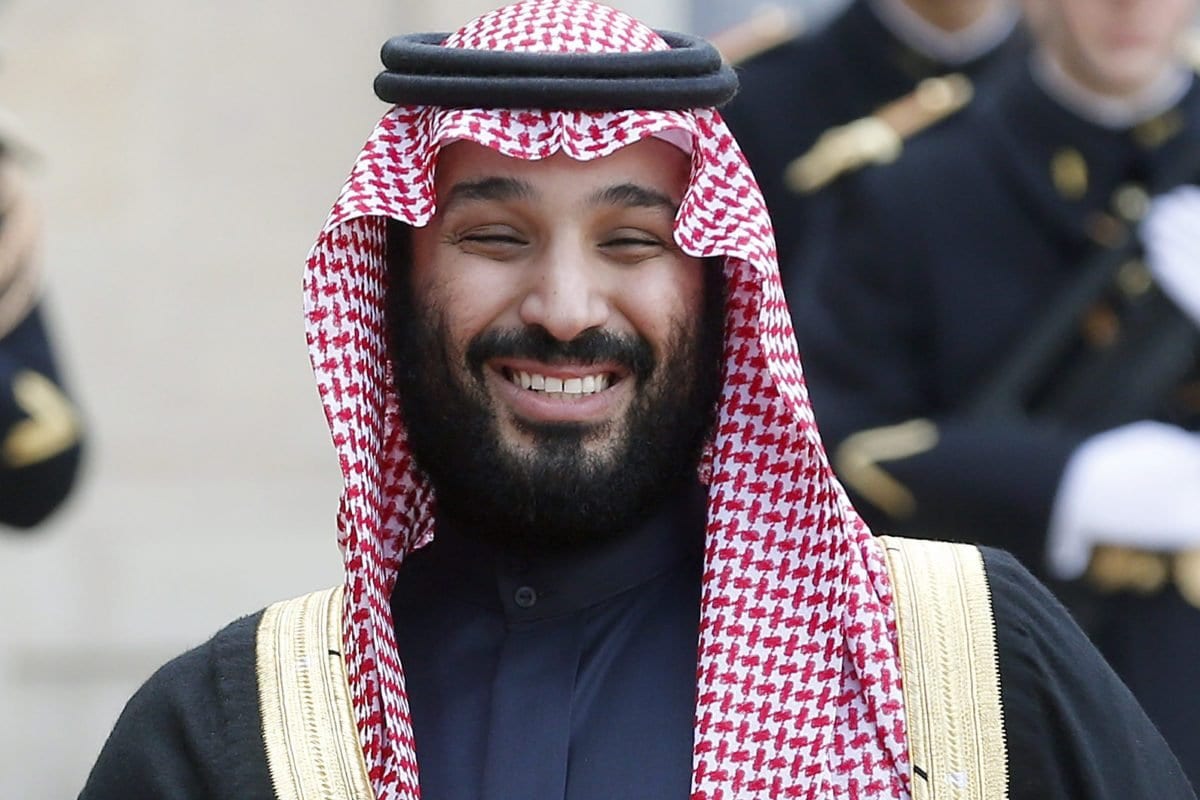 Mohammed Bin Salman, príncipe herdeiro e governante de fato da Arábia Saudita, posa para foto antes de um encontro com o Presidente da França Emmanuel Macron, no Palácio Presidencial do Eliseu, em Paris, 10 de abril de 2018 [Chesnot/Getty Images]
