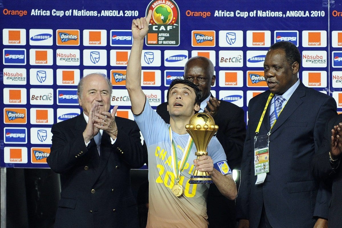 Kamel Ahmed Hassan (centro), capitão da seleção do Egito, recebe o troféu do Campeonato Africano das Nações, após vencer a final contra Gana, em Luanda, Angola, 31 de janeiro de 2010 [Gianluigi Guercia/AFP/Getty Images]
