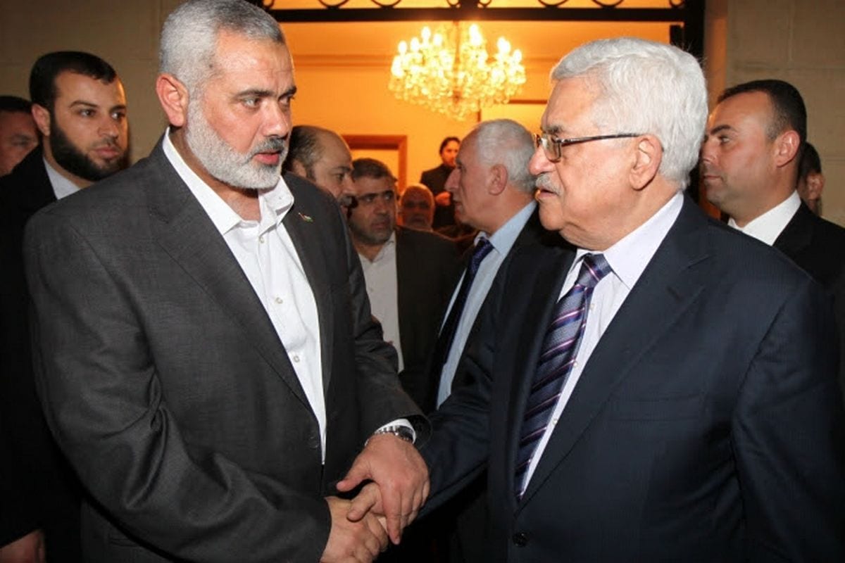 Chefe do Birô Político do Hamas, Ismail Haniyeh (esq) e líder da Autoridade Palestina Mahmoud Abbas (dir.) [Foto de arquivo]