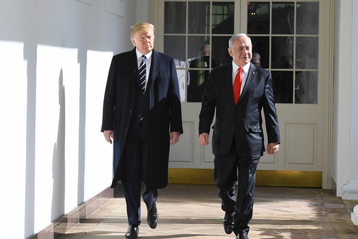 O presidente dos EUA Donald Trump (esq.) e o primeiro-ministro israelense Benjamin Netanyahu (R) na Casa Branca em 27 de janeiro de 2020 em Washington, DC [Kobi Gideon / GPO / Agência Anadolu]