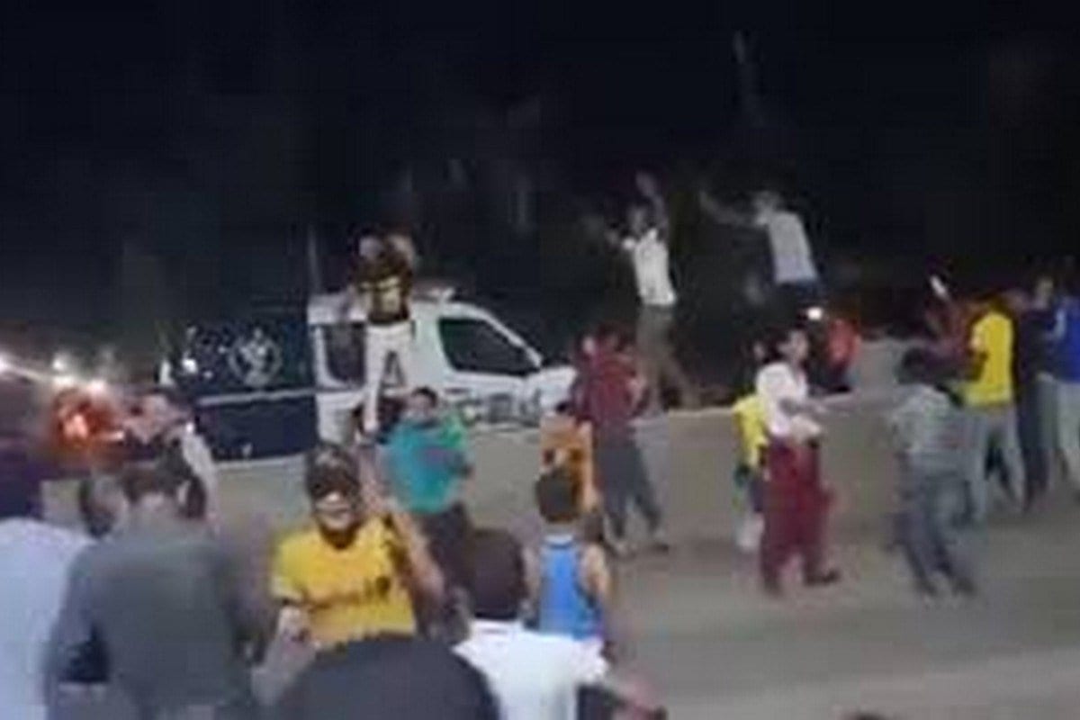 Manifestantes tomam veículo blindado da polícia em Gizé, Egito, 21 de setembro de 2020 [YouTube] 