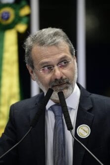 Ualid discursa na seção especial no Senado, alusiva aos 40 anos de relações diplomáticas entre Brasil e Palestina – [Foto arquivo pessoal]