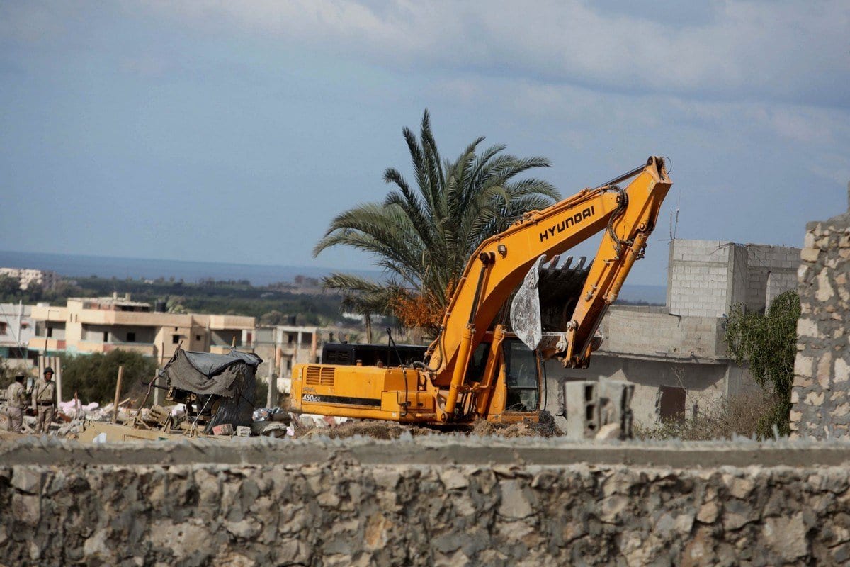 Forças de segurança do Egito utilizam um trator para demolir uma casa, em 30 de outubro de 2015 [Ashraf Amra/Apaimages]

